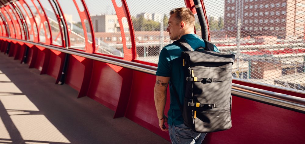 VUCH Maielle Black.

Kopčanje na patentni zatvarač i roll-top s kopčama
Vodootporan materijal i zatvarači
Dva vanjska džepa s patentnim zatvaračem na prednjoj strani ruksaka
Skriveni patentni džep na leđima za brzi pristup
Bočni džepovi za bocu
 Muški ruksaci 
Savršenstvo, jednostavnost, karakter i stil.