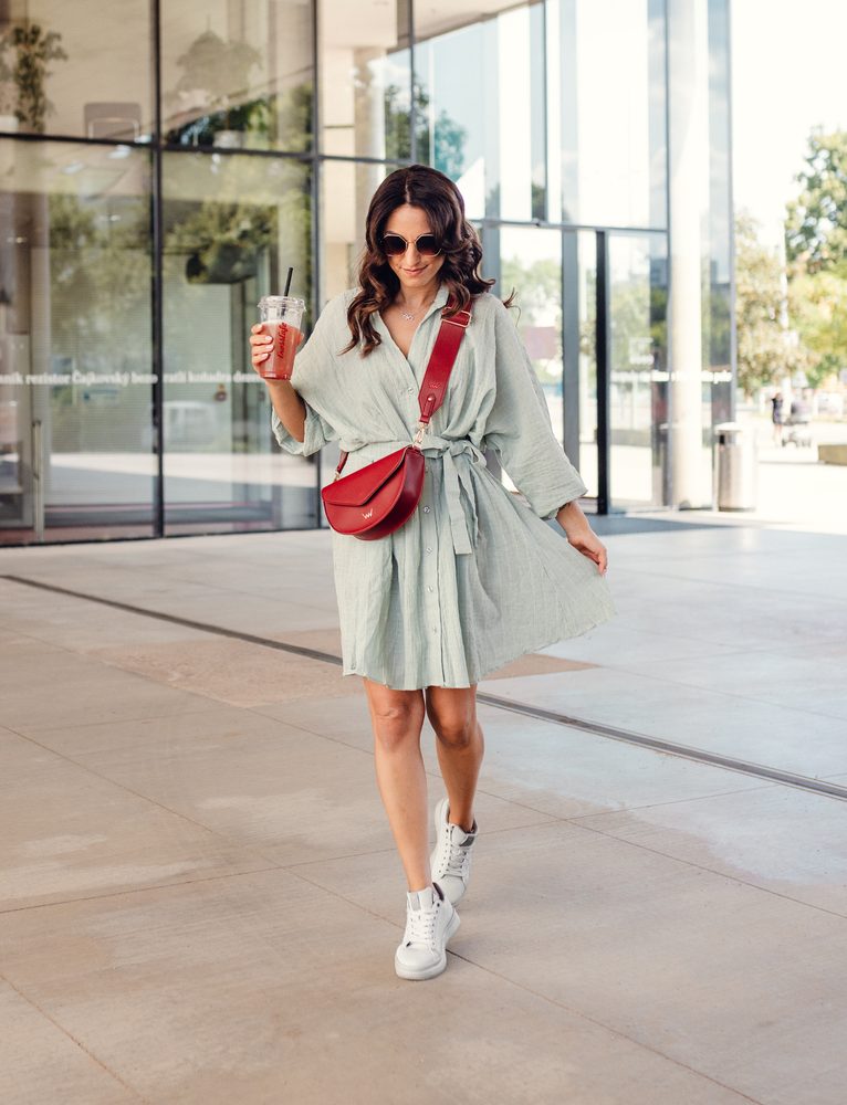 VUCH Lucky Grey - 42.
Unutarnji uložak cipela stvoren je pomoću umjetne inteligencije.
Svaka verzija tenisice ima svoj vlastiti karakter – od klasične crno-bijele elegancije, preko razigrane ljubičaste, do nježne ružičaste i modernog sivog minimalizma.

Svakodnevna casual obuća
Unutarnji uložak stvoren pomoću AI
3D plastični detalj loga Vuch
Moderan viši potplat osigurava udobnost čak i tijekom cjelodnevnog nošenja
 Obuća
Vuch cipele su originalnost koja fascinira.