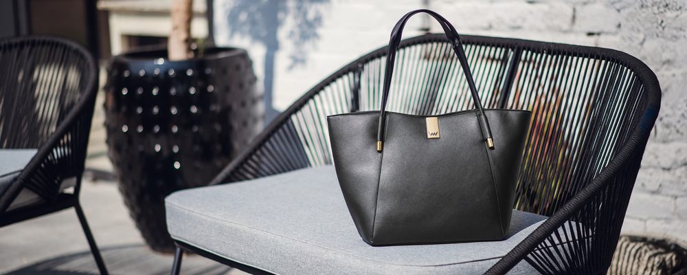 VUCH Laurie Simply Black.

Velika torba s čvrstim dnom
Potpuno se zatvara patentnim zatvaračem, ništa za znatiželjnike
Duge udobne ručke odgovaraju i podlaktici i ramenu
 SimplyV 
Simple Vuch komadi, Simple Vuch!
Bezvremenska, minimalistička i elegantna.