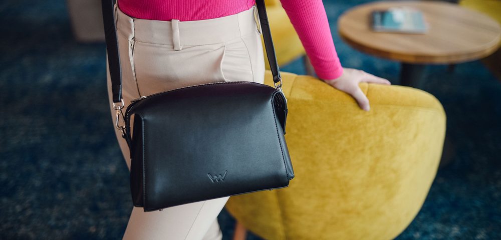 VUCH Lison.

Torba od prave kože
Jednostavan i čist dizajn
Glavno kopčanje s patentnim zatvaračem
Unutarnji pretinac za sitnice i džep s patentnim zatvaračem
 Kožne torbice
„Za sve je jednom prvi put.