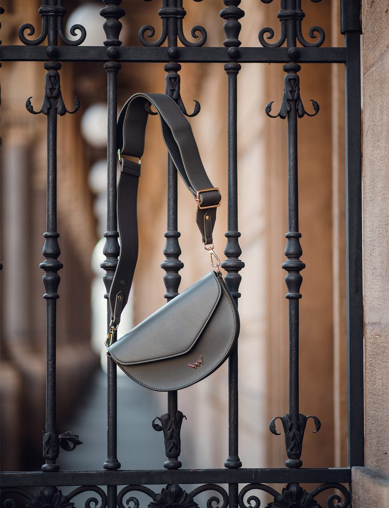 VUCH Tricia Green.

Preklop s magnetskim pinom temeljen na bestseleru Joanna
Unutra jedan džep na zatvarač
Podesivi remen (80 – 125 cm)

  SimplyV 
Simple Vuch komadi, Simple Vuch!
Bezvremenska, minimalistička i elegantna.
 