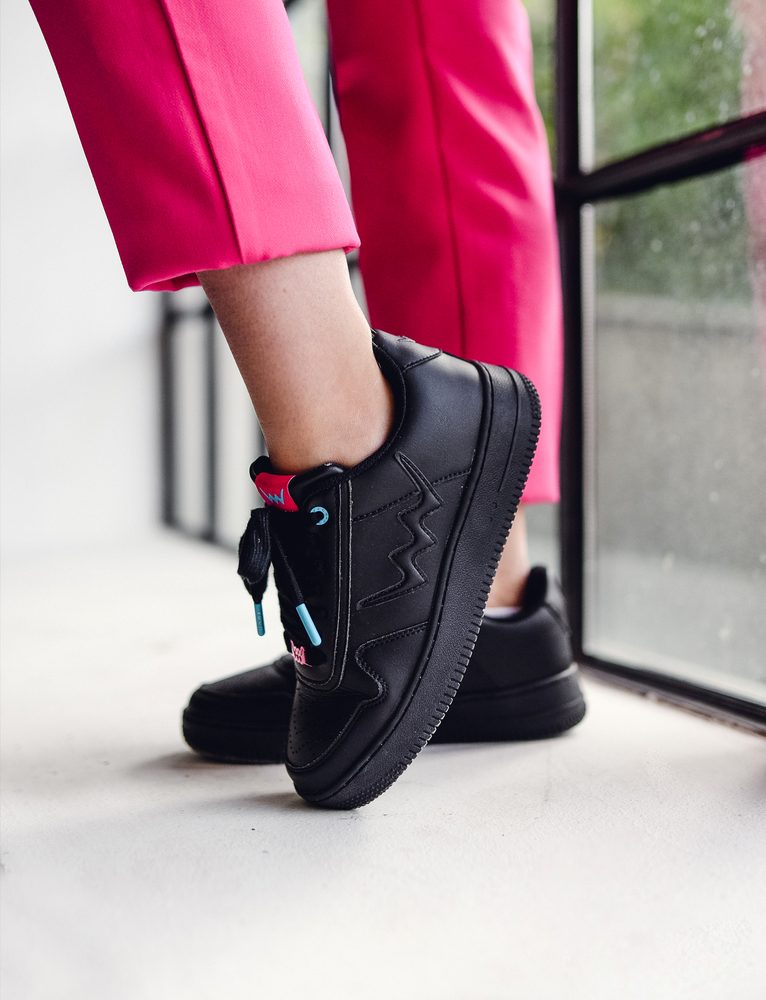 VUCH Basic Mara - 40.

popularan dizajn sa šarenim detaljima
oblikovan, udoban potplat s elementima memorijske pjene
aerodinamički oblik
gumeni potplat
perforacije na prstima
 Obuća
Vuch cipele su originalnost koja fascinira.