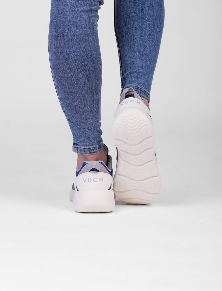 VUCH Flash E Galaxy - 39.

Izrađeno od recikliranih materijala
Lagana, otporna i anatomski oblikovana potplat
Oblikovani unutarnji uložak s jedinstvenim AIotiskom
 OBUĆA
Vuch cipele su originalnost koja hoda.