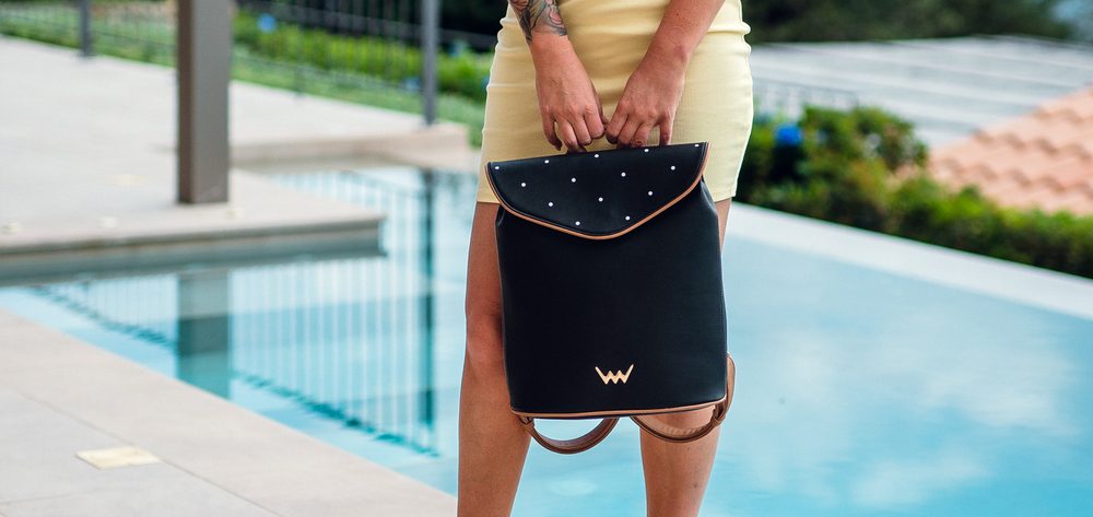 VUCH Joanna Lisbonne.

Prostrani unutarnji dio s dvostrukim patentnim zatvaračem 
Praktičan unutarnji pretinac s patentnim zatvaračem na prednjoj i zadnjoj strani
Mali unutarnji pretinci
Podesive naramenice
 Cutie Dotty
Priuštite sebi sivo!
Kolekcija Cutie Dotty puna je razigranosti i šarma.