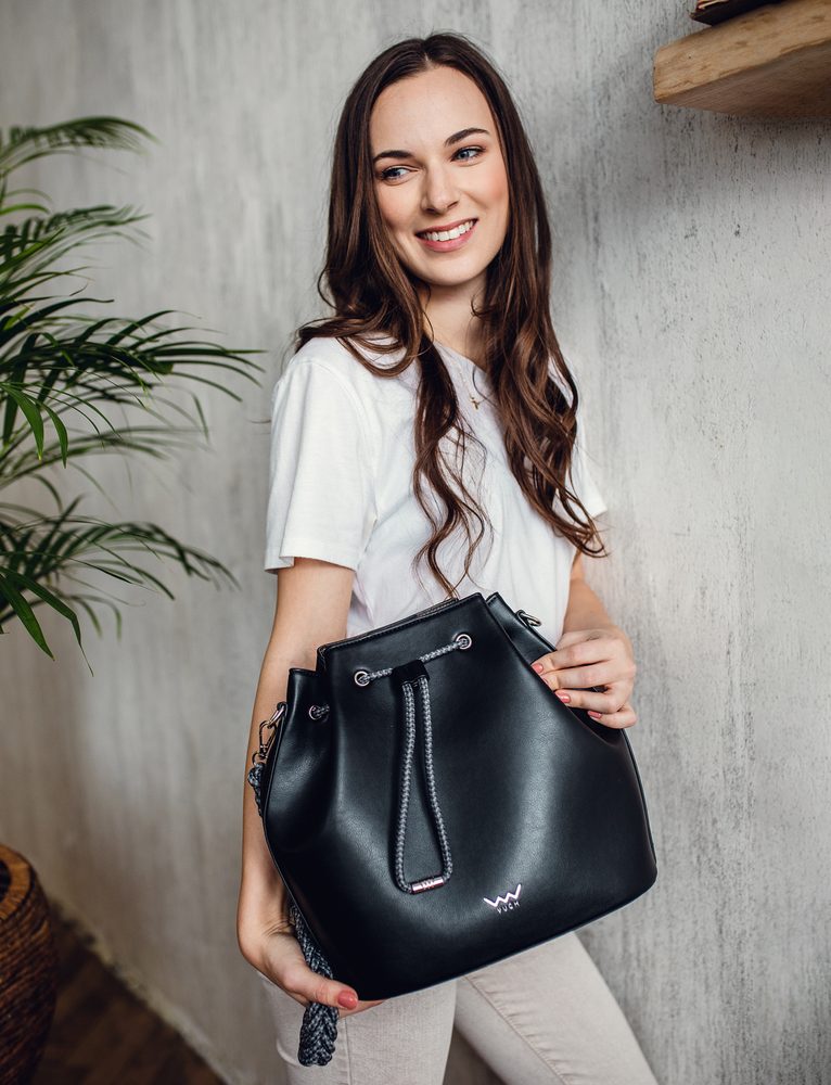 VUCH Libane.

Glavno kopčanje na magnet
Kozmetička torbica kao dodatak
Unutarnji džepovi s patentnim zatvaračem
Tri načina nošenja
 Ručne torbice
„Razmišljate o kupnji torbice koja vam nikada neće uteći iz ruku?