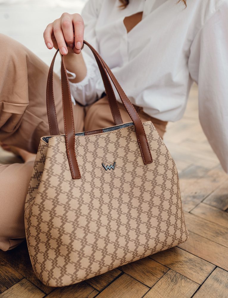 VUCH Roselda MN Brown.

Elegantan dizajn s monogramom
Sastavni dio mala kozmetička torbica, pogodna i kao crossbody torba
Podesivi remen uključen
Dvostruko zatvaranje na magnet i patent
 Monogram
Želite nevjerojatan šarm i biti dio Vucha uvijek i svugdje?
Vuch je vaša najvjernija ljubav, pa pokažite to svima bez riječi.