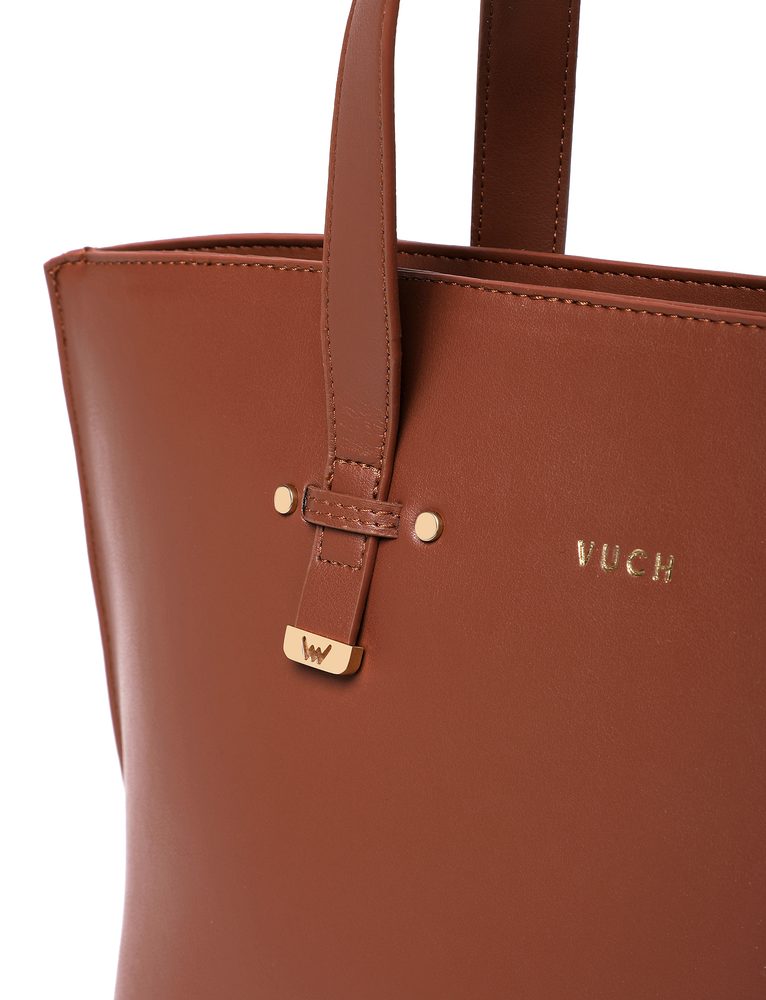 VUCH Benita Brown.

Uglađena elegancija izvana, razigrana iznutra
U sklopu torbice kozmetička torbica (150 x 220)
Stražnji džepić za sitnice na patent

Dugačka remena za pričvršćivanje – dva načina nošenja

 VELIKE TORBICE
Nažalost nismo u Hogwartsu i nemamo na raspolaganju Hermioninu čarobnu torbu u koju je stao i šator.