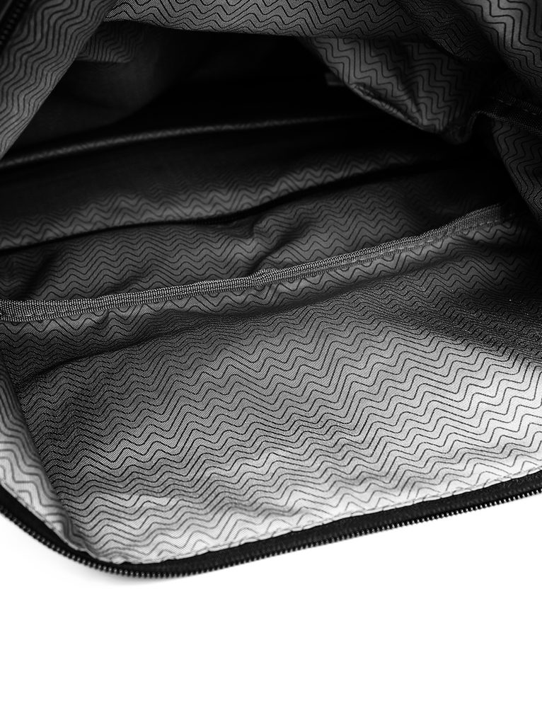 VUCH Maielle Black.

Kopčanje na patentni zatvarač i roll-top s kopčama
Vodootporan materijal i zatvarači
Dva vanjska džepa s patentnim zatvaračem na prednjoj strani ruksaka
Skriveni patentni džep na leđima za brzi pristup
Bočni džepovi za bocu
 Muški ruksaci 
Savršenstvo, jednostavnost, karakter i stil.