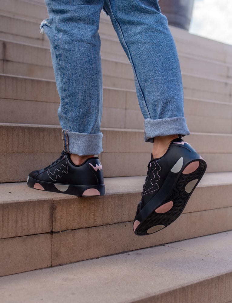 VUCH Dotty Eilyn Black - 38.

Materijal PU Poliuretan + gumeni potplat
Točke u boji na potplatu
Besplatne vezice uz svaku obuću
Veličine 37–41
 OBUĆA
„Zakoračite s Vuchom! Predstavljamo vam prve cipele u povijesti našeg branda.