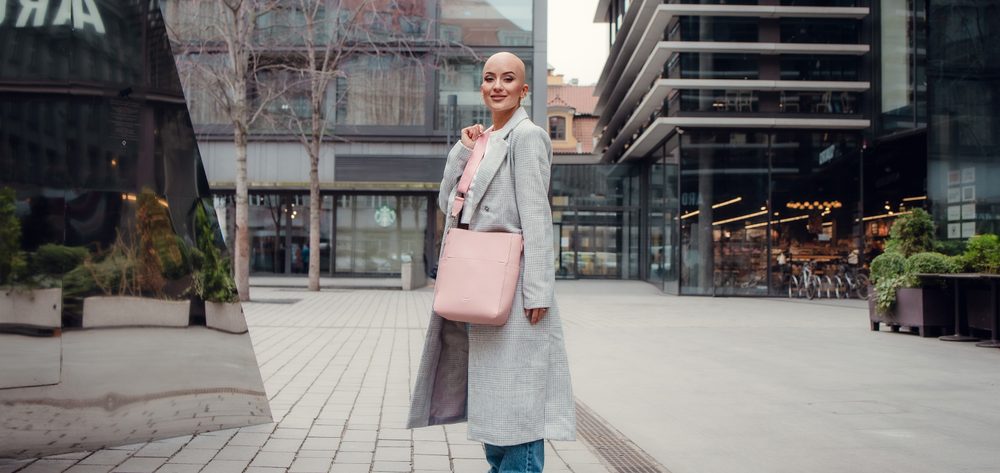 VUCH Eldrin Pink.

Četiri vanjska džepa na patent – 1 sprijeda, 1 straga i 2 sa strane
Široka, podesiva naramenica
Zatvaranje torbe magnetskim patentom
Unutra veliki središnji džep na zatvarač, manji džepić na zatvarač i dvije pregrade bez zatvaranja
 SimplyV 
Simple Vuch komadi, Simple Vuch!
Bezvremenska, minimalistička i elegantna.