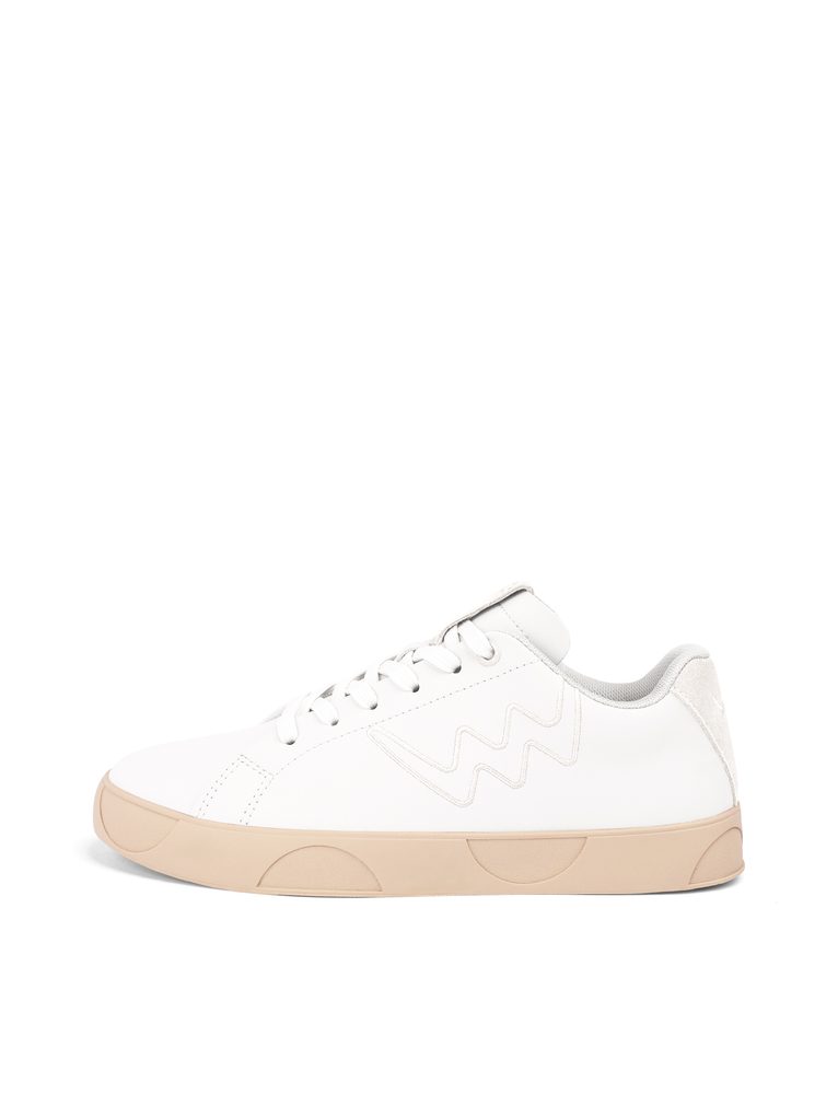 VUCH Dotty Classic White - 42.
Đon je napravljen od 100% prirodne gume i diskretno se referira na tipične točkice koje poznajete iz naših kolekcija.
Stavite na klasiku u novom ruhu – DOTTY CLASSIC su stil, udobnost i osobnost u jednom.

Gornji dio od PU poliuretana
Đon od 100% prirodne gume
Utisnut motiv točkica na đonu
Veličine 36–43
Oblikovani unutarnji uložak, podstavljeni memorijskom pjenom
Kombinacija glatkog i strukturiranog materijala
 OBUĆA
Vuch cipele su originalnost koja hoda.