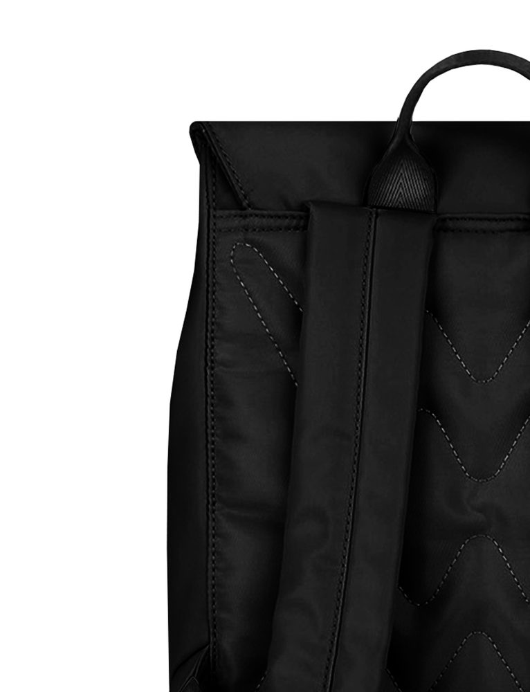 VUCH Joanna Small Black.

Manji skladni ruksak
Vodootporan materijal
Punjene naramenice i leđa za ugodan transport
Zatvaranje jakim magnetom i patentom
 Aira
Doživi lakoću na vlastiti način.
Proizvodi od materijala AIRA dizajnirani su s naglaskom na praktičnost – lagani poput pera, vodootporni i laki za održavanje.
Spremi se za ljubav na prvi pogled.