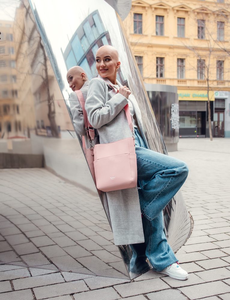 VUCH Eldrin Pink.

Četiri vanjska džepa na patent – 1 sprijeda, 1 straga i 2 sa strane
Široka, podesiva naramenica
Zatvaranje torbe magnetskim patentom
Unutra veliki središnji džep na zatvarač, manji džepić na zatvarač i dvije pregrade bez zatvaranja
 SimplyV 
Simple Vuch komadi, Simple Vuch!
Bezvremenska, minimalistička i elegantna.