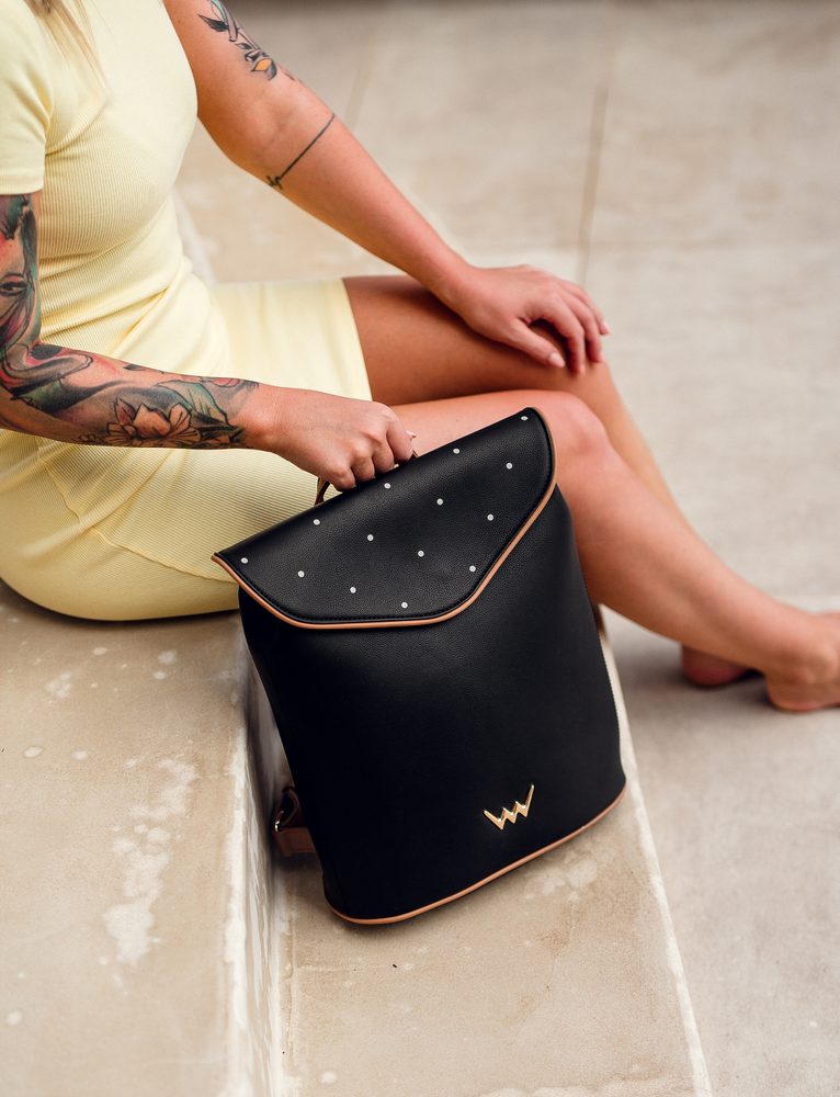 VUCH Joanna Lisbonne.

Prostrani unutarnji dio s dvostrukim patentnim zatvaračem 
Praktičan unutarnji pretinac s patentnim zatvaračem na prednjoj i zadnjoj strani
Mali unutarnji pretinci
Podesive naramenice
 Cutie Dotty
Priuštite sebi sivo!
Kolekcija Cutie Dotty puna je razigranosti i šarma.