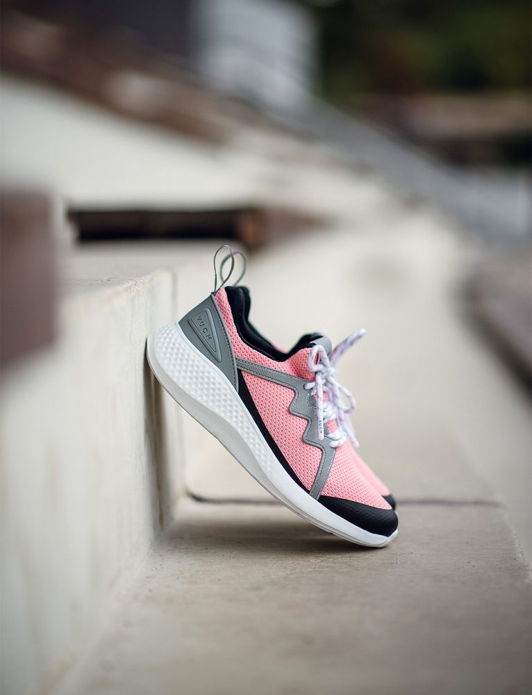 VUCH Rush Rose - 42.

Dizajni stvoreni u suradnji s Martinom Brnom
Fleksibilan prozračan gornji dio
Uložak je podstavljen memorijskom pjenom
Lagan dizajn
Mali reflektirajući elementi
Ojačani rist sa silikonskim elementima
 OBUĆA
Vuch obuća je originalnost koja fascinira.