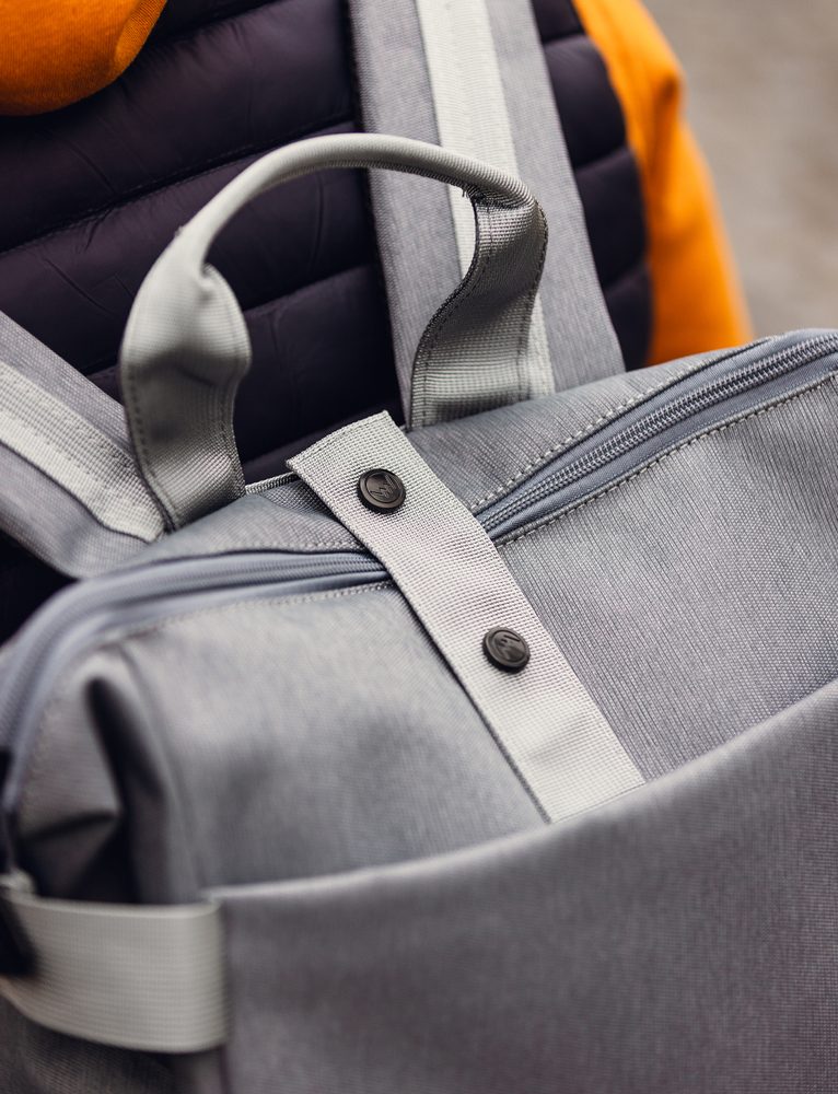 VUCH Baxter Light Grey.

Podstavljena leđa i naramenice = udobnost na prvom mjestu
Mali unutarnji džep za sitnice koji se zatvara patentnim zatvaračem
Zatvaranje patentnim zatvaračem + patent za dodatnu sigurnost
Vanjski džepovi s patentnim zatvaračem
Podesive naramenice
 Muški ruksaci 
Savršenstvo, jednostavnost, karakter i stil.