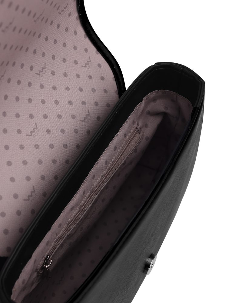 VUCH Labela Black.

Biološki razgradiv materijal od kukuruza
Glavno zatvaranje na magnet
Unutrašnji džepići za sitnice
Podesiv crossbody remen od najlona
 Eco torbice
Održivost, štedljivost, obzirnost.