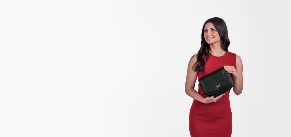 VUCH Labela Black.

Biološki razgradiv materijal od kukuruza
Glavno zatvaranje na magnet
Unutrašnji džepići za sitnice
Podesiv crossbody remen od najlona
 Eco torbice
Održivost, štedljivost, obzirnost.