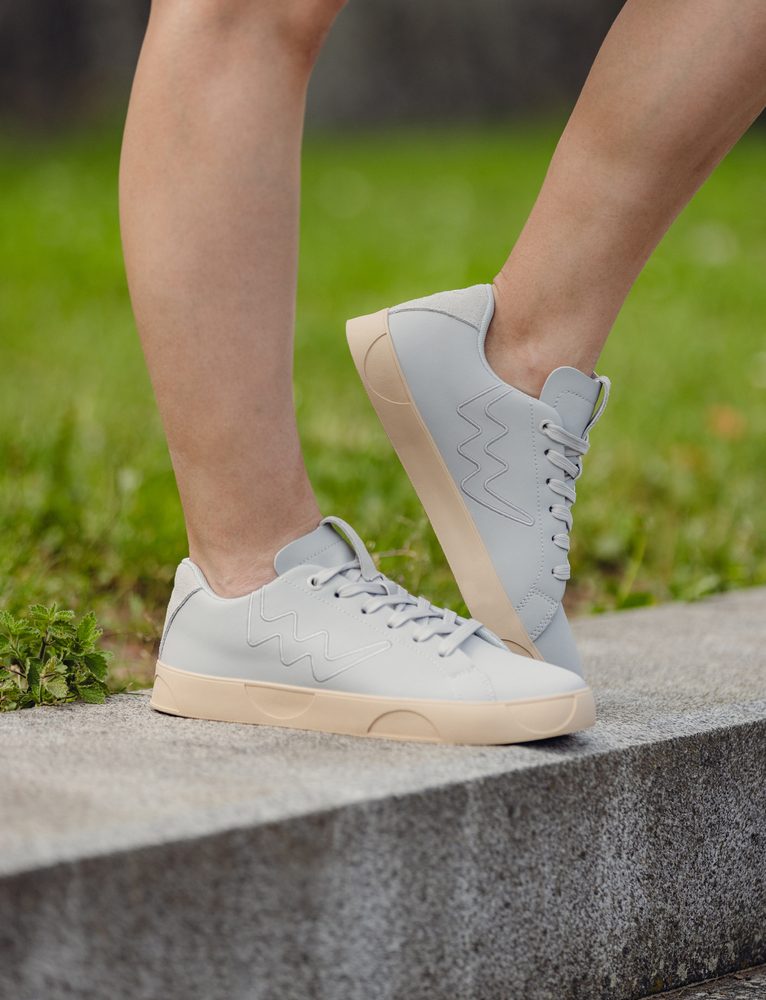 VUCH Dotty Classic Grey - 37.
Đon je napravljen od 100% prirodne gume i diskretno se referira na tipične točkice koje poznajete iz naših kolekcija.
Kladite se na klasiku u novom ruhu – DOTTY CLASSIC su stil, udobnost i osobnost u jednom.

Gornji dio od PU Poliuretana
Đon od 100% prirodne gume
Utisnut motiv točkica na đonu
Veličine 36–43
Oblikovani unutrašnji uložak, podstavljen memorijskom pjenom
Kombinacija glatkog i strukturiranog materijala
 OBUĆA
Vuch cipele su originalnost koja hoda.