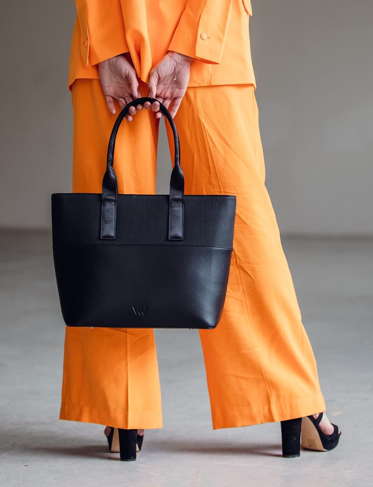 VUCH Wennie QTD Black.

Glavno pričvršćivanje za 2 magneta
Veliki džep s patentnim zatvaračem
Unutarnji mini novčanik za male predmete (90 x 140 mm)
Torbica uključuje crossbody remen 
 VELIKE TORBICE
„Sve ima svoju prednost.