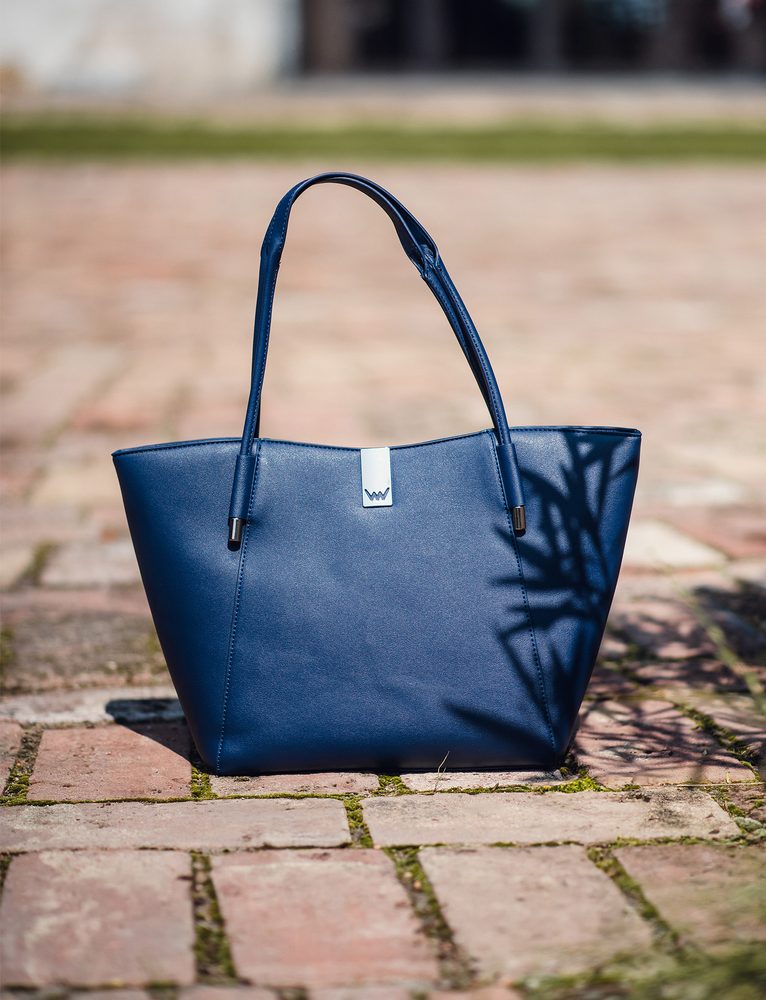 VUCH Laurie Simply Blue.

Velika torba s čvrstim dnom
Potpuno se zatvara patentnim zatvaračem, ništa za znatiželjnike
Duge udobne ručke odgovaraju i podlaktici i ramenu
 SimplyV 
Simple Vuch komadi, Simple Vuch!
Bezvremenska, minimalistička i elegantna.