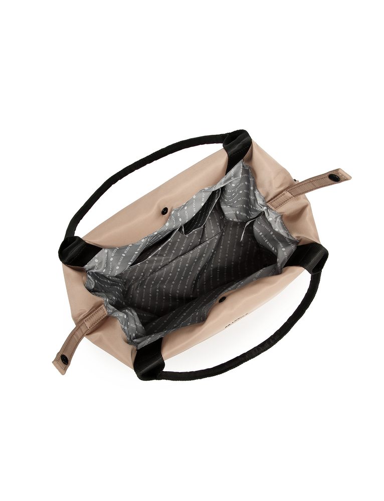 VUCH Herea Beige.

Torba od laganog materijala
Glavno zatvaranje na magnet
Bočni magneti za prilagođavanje volumena
Unutarnji džep na patent i pregrada bez zatvaranja
Dio torbe je remen preko ramena
 Aira
Doživljaj lakoću na vlastitoj koži.
Proizvodi od AIRA materijala dizajnirani su s naglaskom na praktičnost – lagani su kao pero, vodootporni i lako se održavaju.
Pripremi se na ljubav na prvi pogled.