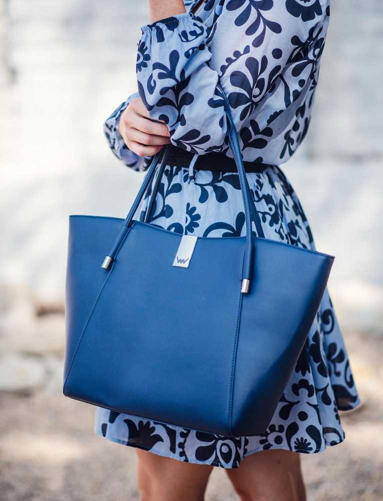 VUCH Laurie Simply Blue.

Velika torba s čvrstim dnom
Potpuno se zatvara patentnim zatvaračem, ništa za znatiželjnike
Duge udobne ručke odgovaraju i podlaktici i ramenu
 SimplyV 
Simple Vuch komadi, Simple Vuch!
Bezvremenska, minimalistička i elegantna.