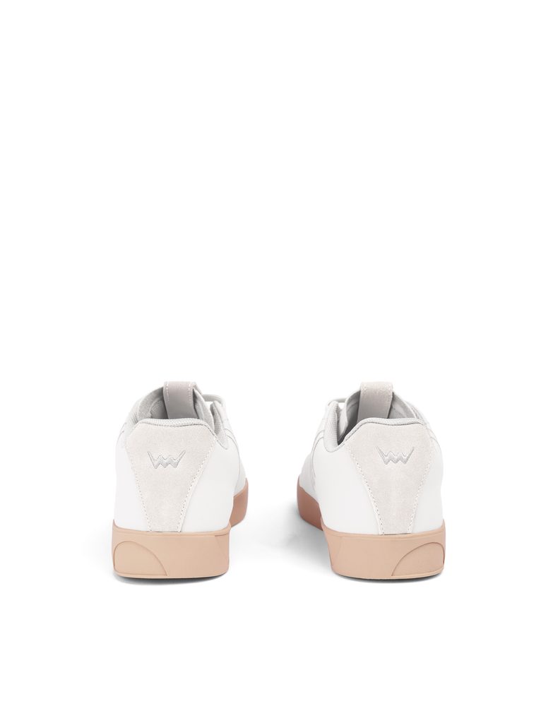 VUCH Dotty Classic White - 42.
Đon je napravljen od 100% prirodne gume i diskretno se referira na tipične točkice koje poznajete iz naših kolekcija.
Stavite na klasiku u novom ruhu – DOTTY CLASSIC su stil, udobnost i osobnost u jednom.

Gornji dio od PU poliuretana
Đon od 100% prirodne gume
Utisnut motiv točkica na đonu
Veličine 36–43
Oblikovani unutarnji uložak, podstavljeni memorijskom pjenom
Kombinacija glatkog i strukturiranog materijala
 OBUĆA
Vuch cipele su originalnost koja hoda.