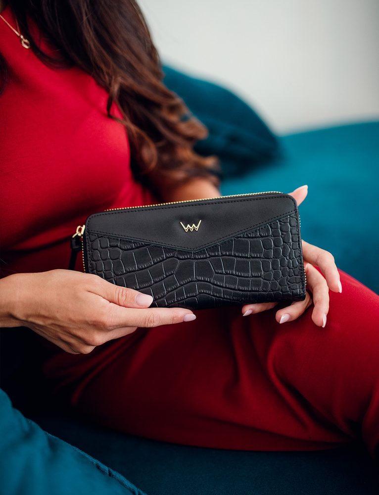 VUCH Keryth Black.

Novčanik od vlaknaste kože
Kombinacija glatkog materijala i uzorka krokodilske kože
Dvostruki džep s patentnim zatvaračem za kovanice
Dva prostrana džepa za novčanice
 Kožni novčanici
Kvaliteta i trajnost.