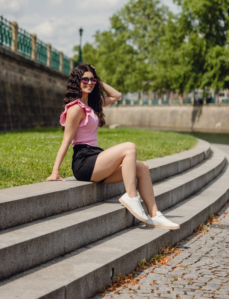 VUCH Dotty Classic White - 42.
Đon je napravljen od 100% prirodne gume i diskretno se referira na tipične točkice koje poznajete iz naših kolekcija.
Stavite na klasiku u novom ruhu – DOTTY CLASSIC su stil, udobnost i osobnost u jednom.

Gornji dio od PU poliuretana
Đon od 100% prirodne gume
Utisnut motiv točkica na đonu
Veličine 36–43
Oblikovani unutarnji uložak, podstavljeni memorijskom pjenom
Kombinacija glatkog i strukturiranog materijala
 OBUĆA
Vuch cipele su originalnost koja hoda.