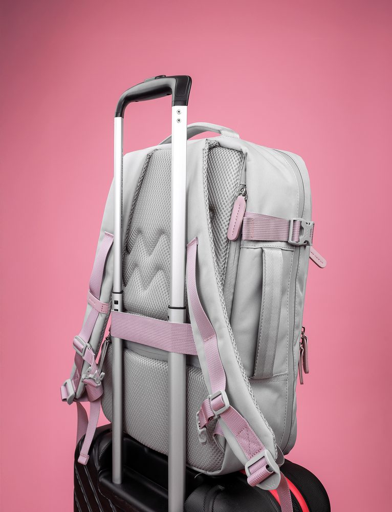 VUCH Foppe Grey.

Komora koja se u potpunosti otvara
Vanjski džepovi sa zatvaračem
Mnogo unutarnjih pregrada
Gumena traka na leđima ruksaka za pričvršćivanje na kofer
Ojačane i polstirane naramenice i leđa za udobno nošenje
 Ruksaci
Vremena kada su ruksaci značili samo školske torbe ili sportske komade za planinarenje odavno su prošla.