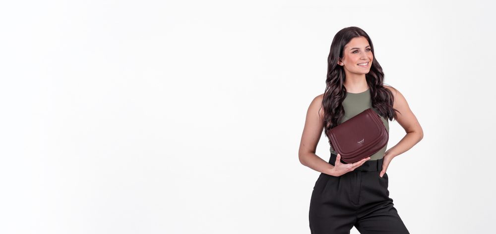 VUCH Labela Wine.

Biološki razgradiv materijal od kukuruza
Glavno zatvaranje na magnet
Unutarnji džepovi za sitnice
Podesivi crossbody remen od najlona
 Eco torbice
Održivost, štedljivost, obzirnost.