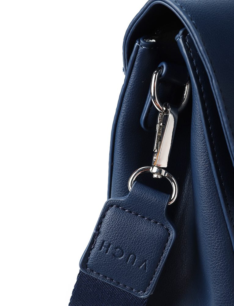 VUCH Danita Blue.

Zaista prostrana crossbody torba
Dva podesiva crossbody remena (tekstilni + od umjetne kože)
Patentni zatvarač prekriven preklopom
Stražnji i unutarnji džepovi s patentnim zatvaračem
Prošivanje u obliku Vuch loga na stražnjoj strani torbe
 CROSSBODY
Kad je netko ponosan na nas, grije nam srce.