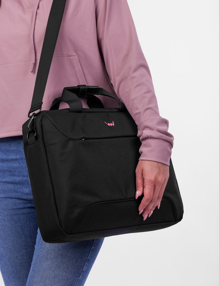 VUCH Hortza Black.

Glavno zatvaranje na patent
Vanjski džepić na patent
Na stražnjoj strani petlja za pričvršćivanje na kofer
Unutrašnji ojačani džep za laptop
Unutrašnji odjeljci za sitnice
Podesivi remen preko ramena
 TORBE ZA LAPTOP
Trebaš da tvoj laptop bude siguran i da se izbjegnu sva grebanja?