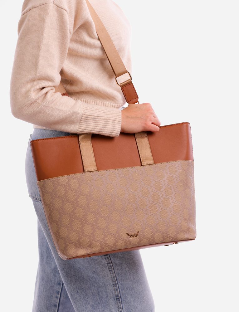 VUCH Wennie MN Brown.

Vuch Wennie bestseller s monogramom
Glavno zatvaranje na 2 magneta
Velika pretinac u potpunosti zatvorena zipom
Uključen crossbody remen
 Monogram
Želiš imati neuobičajen šmrc i biti Vuch do posljednjeg detalja?
Vuch je tvoja najvernija ljubav, pa to pokaži svima bez ijedne izgovorene riječi.
