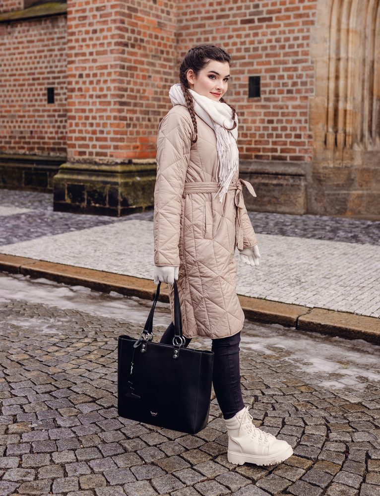 VUCH Camelia.

Prostrana torbica s zatvaranjem na zatvarač
Uključen je crossbody remen
Srebrni detalji s upečatljivim privjeskom (može se odvojiti)
Unutarnji džepić za sitnice

  SimplyV 
Simple Vuch komadi, Simple Vuch!
Bezvremenska, minimalistička i elegantna.