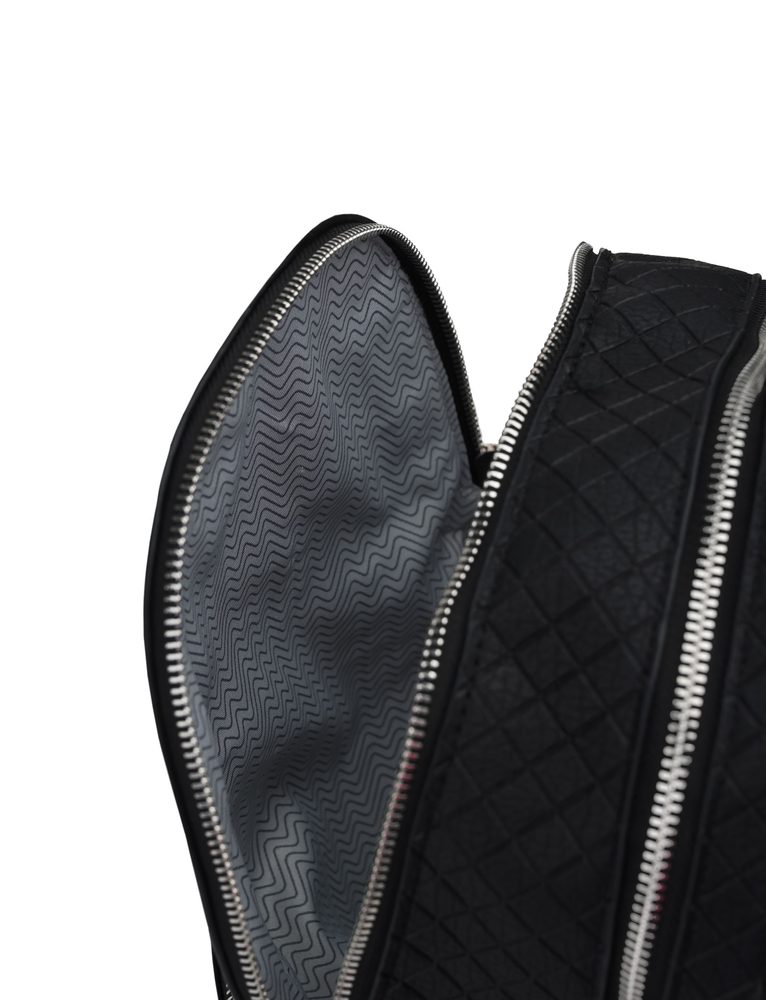 VUCH Brody Black.

2 prostrana glavna džepa s patentnim zatvaračem
Podesive podstavljene naramenice
Prednji dugi džep s patentnim zatvaračem
Srebrni dodaci
 Shape of diamond
Budite moderni i jedinstveni uz Shape of Diamond!
Trenutno gledate dragulje i dijamante iz našeg portfelja.