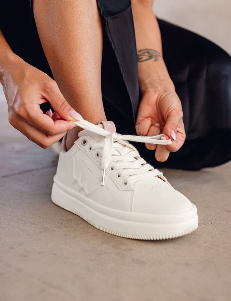 VUCH Lucky Off White - 37.
Unutarnji uložak cipela stvoren je pomoću umjetne inteligencije.
Svaka verzija tenisice ima svoj vlastiti karakter – od klasične crno-bijele elegancije, preko razigrane ljubičaste, do nježne ružičaste i modernog sivog minimalizma.

Svakodnevna casual obuća
Unutarnji uložak stvoren pomoću AI
3D plastični detalj loga Vuch
Moderan viši potplat osigurava udobnost čak i tijekom cjelodnevnog nošenja
 Obuća
Vuch cipele su originalnost koja fascinira.