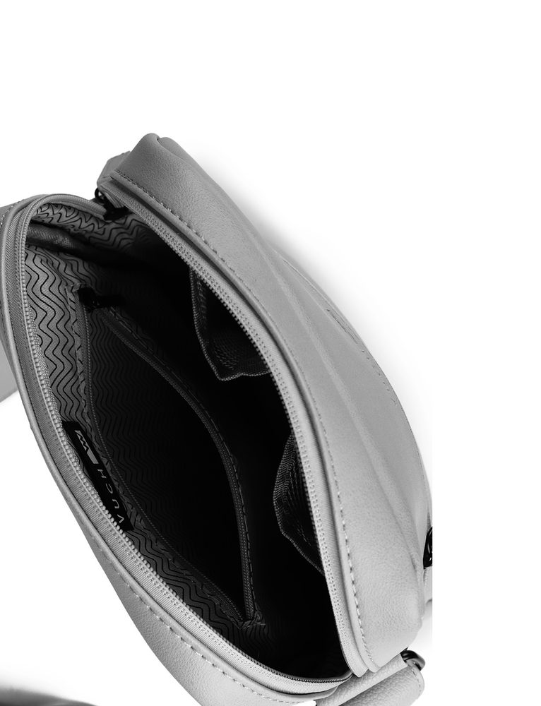 VUCH Oriana Grey.

Glavno zatvaranje na patent
Podesivi crossbody remen
Prednji skriveni džep na patent
Džep za sitnice na stražnjoj strani
 Muške torbe
Savršenstvo, jednostavnost, karakter i stil.