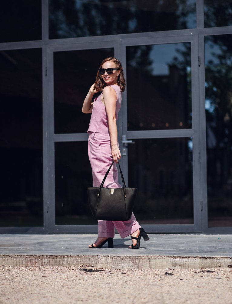 VUCH Laurie Simply Black.

Velika torba s čvrstim dnom
Potpuno se zatvara patentnim zatvaračem, ništa za znatiželjnike
Duge udobne ručke odgovaraju i podlaktici i ramenu
 SimplyV 
Simple Vuch komadi, Simple Vuch!
Bezvremenska, minimalistička i elegantna.