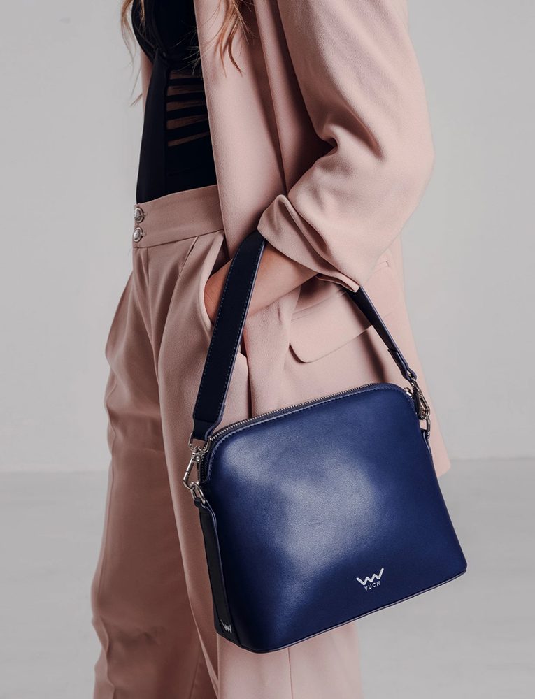 VUCH Marcia Blue.

LEATHER HANDBAGS
Torbica od prave kože
Unutarnji pretinac sa zatvaračem za male stvari
Unutarnji pretinac bez pričvršćivanja
Dva načina nošenja
 KOŽNE TORBICE
„Za sve je jednom prvi put.