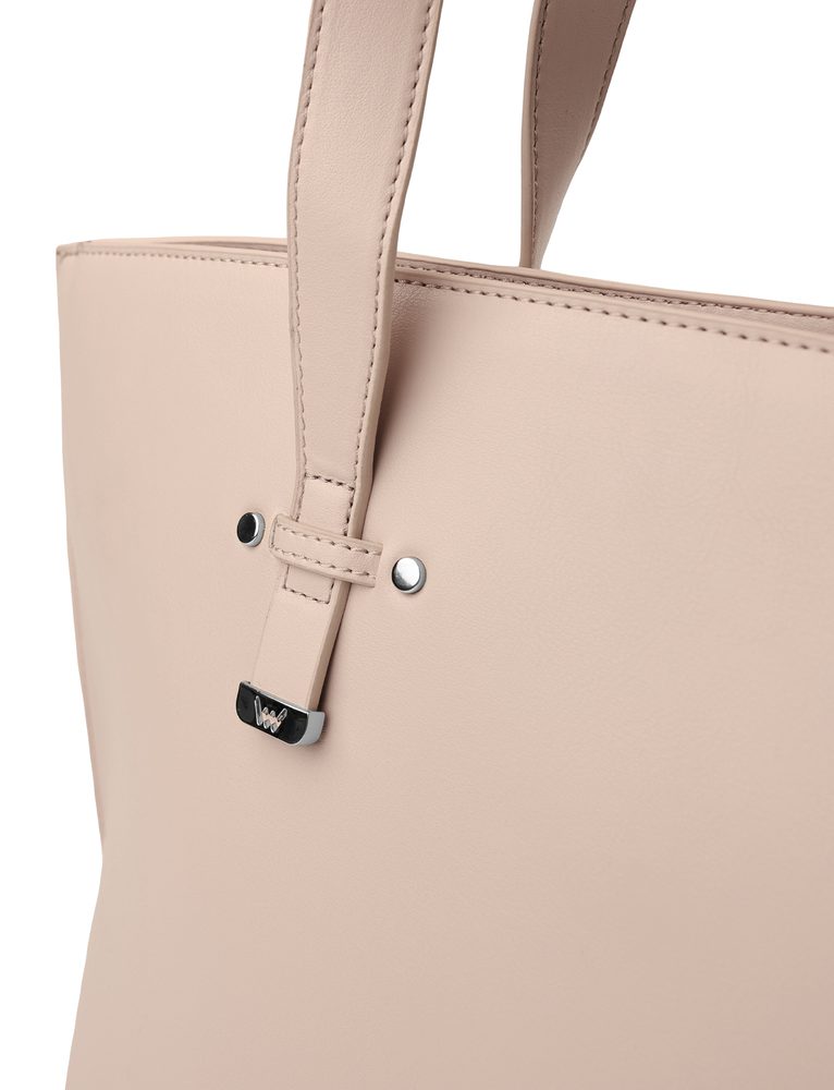 VUCH Benita Beige.

Uz torbu dolazi i kozmetička torbica (150 x 220)
Glavno zatvaranje na patentni zatvarač
Stražnji džep s patentnim zatvaračem za male predmete 
Dugi remen za pričvršćivanje - dva načina nošenja

  VELIKE TORBICE
„Sve ima svoju prednost.