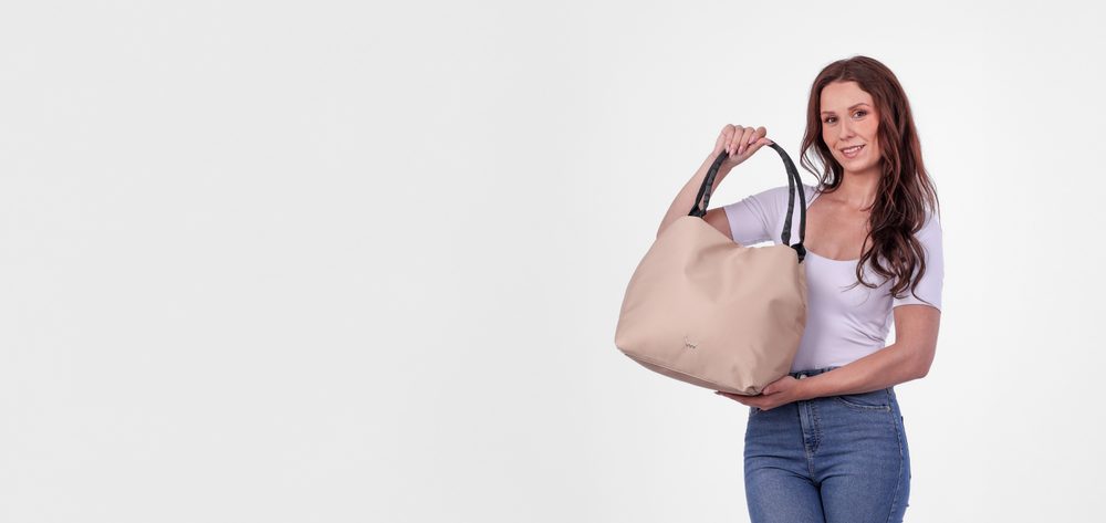 VUCH Herea Beige.

Torba od laganog materijala
Glavno zatvaranje na magnet
Bočni magneti za prilagođavanje volumena
Unutarnji džep na patent i pregrada bez zatvaranja
Dio torbe je remen preko ramena
 Aira
Doživljaj lakoću na vlastitoj koži.
Proizvodi od AIRA materijala dizajnirani su s naglaskom na praktičnost – lagani su kao pero, vodootporni i lako se održavaju.
Pripremi se na ljubav na prvi pogled.