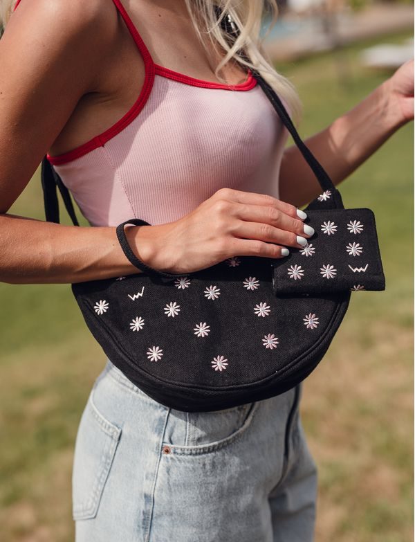 Tadi Daisy Black