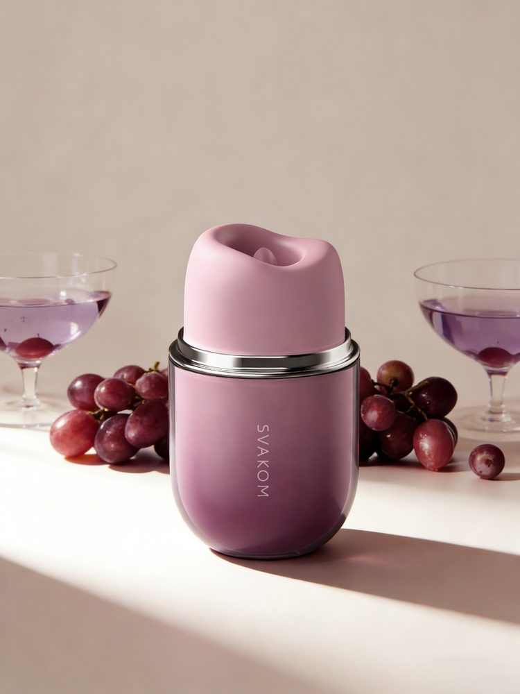 Svakom Klitty Dual Action Licking & Suction Stimulator Dusty Lavender (obrázek 16)