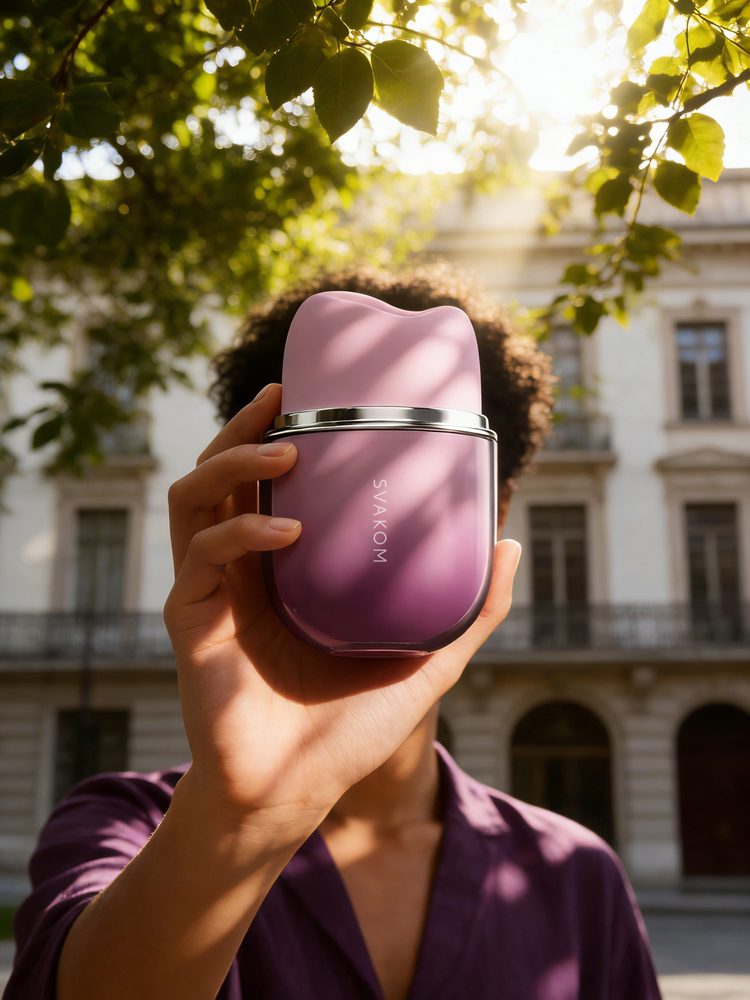 Svakom Klitty Dual Action Licking & Suction Stimulator Dusty Lavender (obrázek 27)