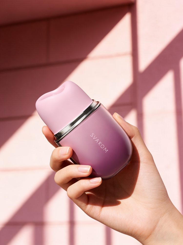 Svakom Klitty Dual Action Licking & Suction Stimulator Dusty Lavender (obrázek 25)
