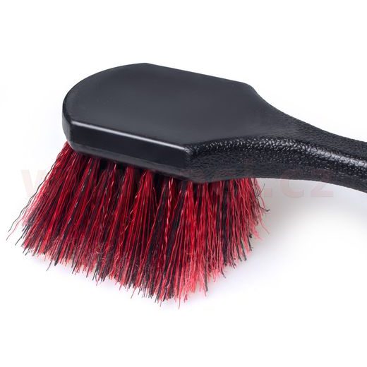 KARTÁČ NA ČIŠTĚNÍ SILNĚ ZNEČIŠTĚNÝCH ČÁSTÍ AUTA