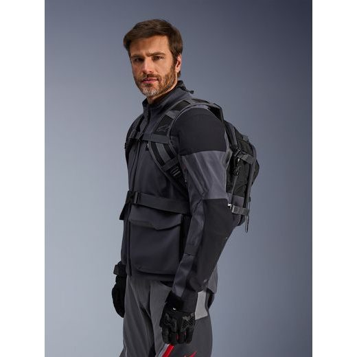 BATOH AT-15, ALPINESTARS (ČERNÁ/ŠEDÁ, OBJEM 15 AŽ 18 L) 2026