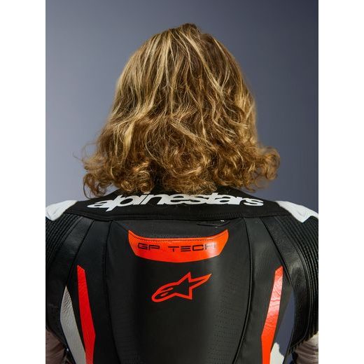 JEDNODIELNA KOMBINÉZA GP TECH V5, ALPINESTARS (ČERNÁ/BÍLÁ/ČERVENÁ FLUO) 2026